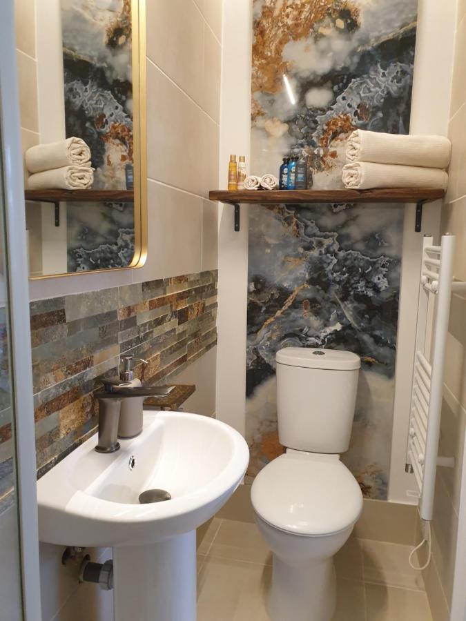 Beautiful Double En-Suite Room, Separate Entrance, Ilford, Central Line Gants Hill, Free Parking 외부 사진