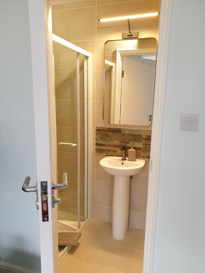 Beautiful Double En-Suite Room, Separate Entrance, Ilford, Central Line Gants Hill, Free Parking 외부 사진