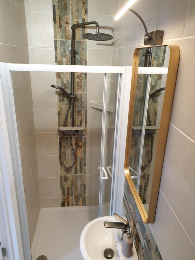 Beautiful Double En-Suite Room, Separate Entrance, Ilford, Central Line Gants Hill, Free Parking 외부 사진