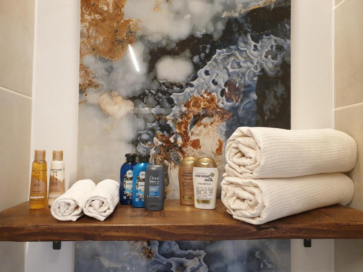 Beautiful Double En-Suite Room, Separate Entrance, Ilford, Central Line Gants Hill, Free Parking 외부 사진