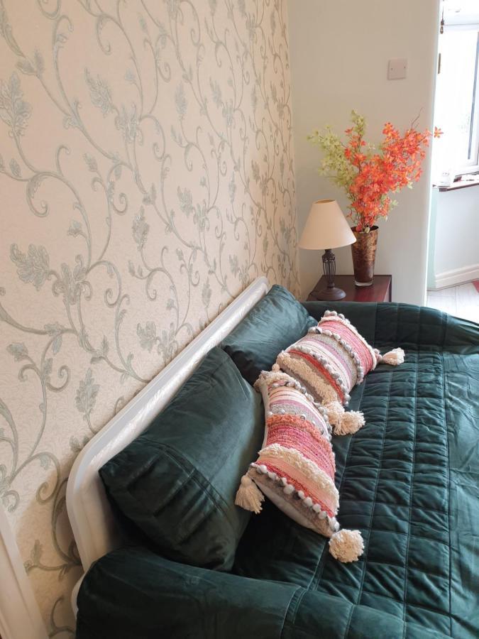 Beautiful Double En-Suite Room, Separate Entrance, Ilford, Central Line Gants Hill, Free Parking 외부 사진