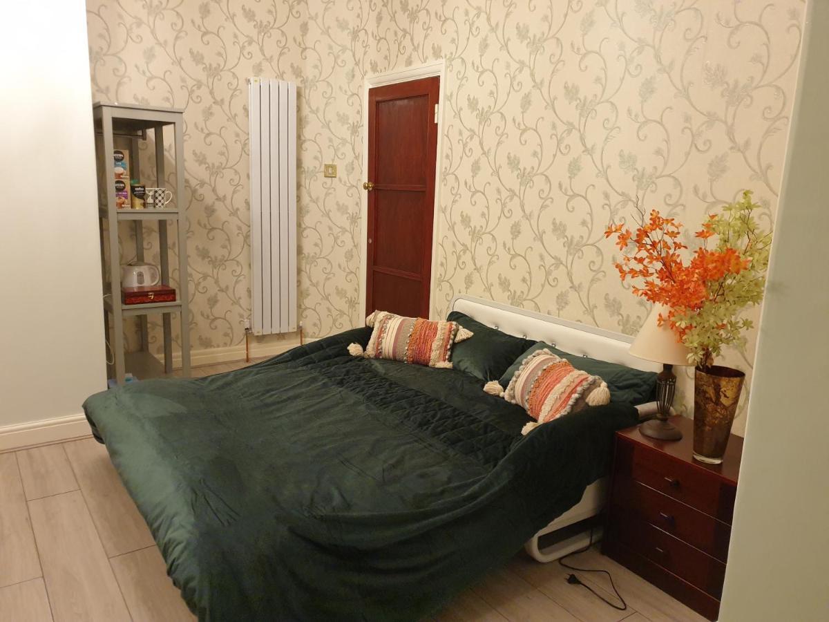 Beautiful Double En-Suite Room, Separate Entrance, Ilford, Central Line Gants Hill, Free Parking 외부 사진