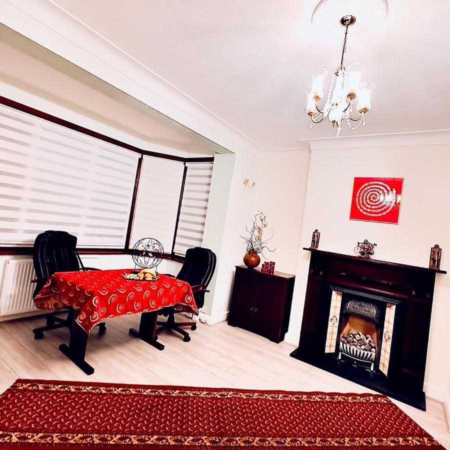Beautiful Double En-Suite Room, Separate Entrance, Ilford, Central Line Gants Hill, Free Parking 외부 사진