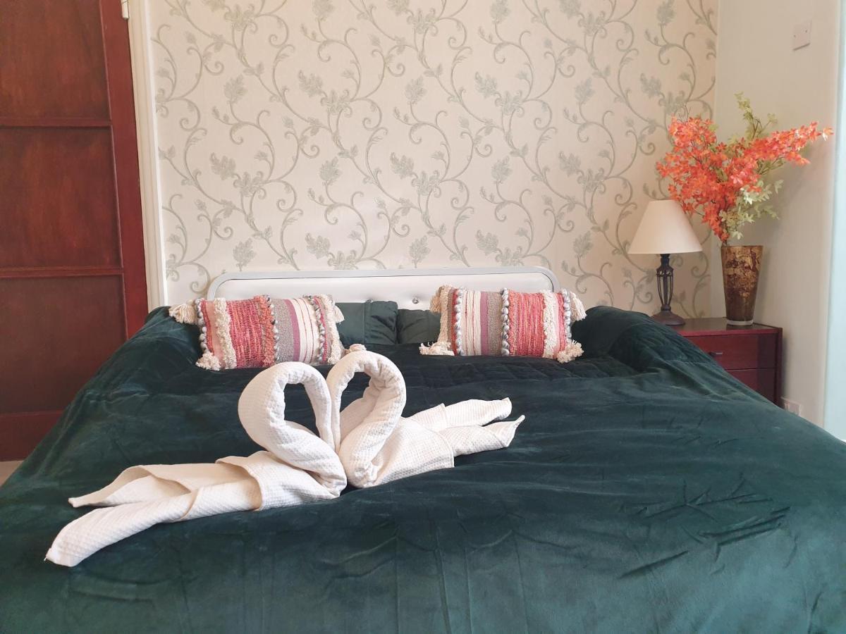 Beautiful Double En-Suite Room, Separate Entrance, Ilford, Central Line Gants Hill, Free Parking 외부 사진