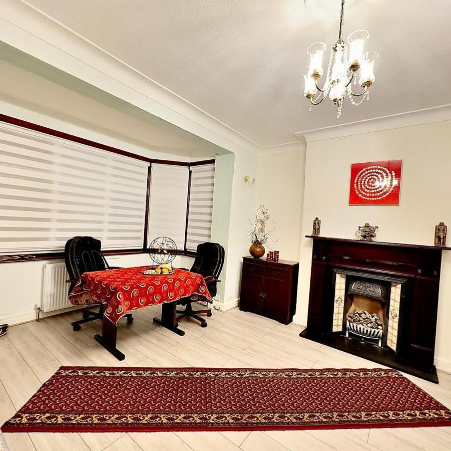 Beautiful Double En-Suite Room, Separate Entrance, Ilford, Central Line Gants Hill, Free Parking 외부 사진