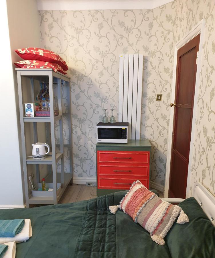 Beautiful Double En-Suite Room, Separate Entrance, Ilford, Central Line Gants Hill, Free Parking 외부 사진