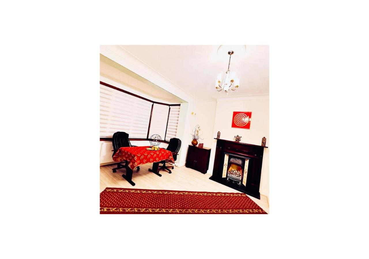 Beautiful Double En-Suite Room, Separate Entrance, Ilford, Central Line Gants Hill, Free Parking 외부 사진